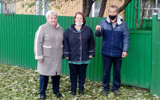 Многодетная семья погорельцев въехала в новый дом